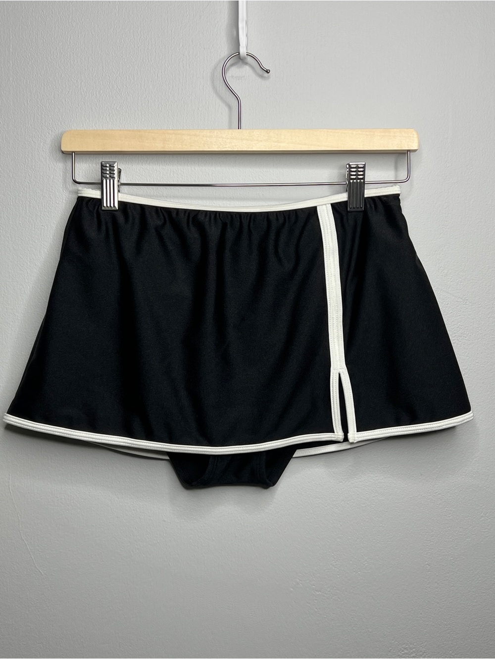 Sanctuary Black Swim Skirt Bikini Bottom Women’s Small White Trim Built-In Brief